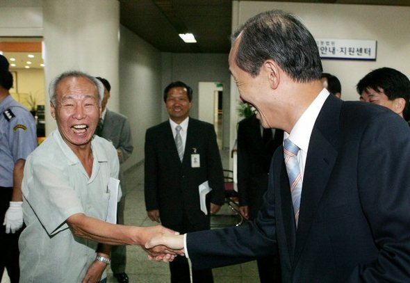 이용훈 대법원장이 ‘검찰.변호사 비하성 발언‘관련 유감표명을 하기로한 가운데 26일 오후 이 대법원장이 서초동 서울 지방고등법원에서 일선 법원 순시 중 한 시민이 힘내라고 당부하자 악수로 화답 하고 있다. (서울=연합뉴스)