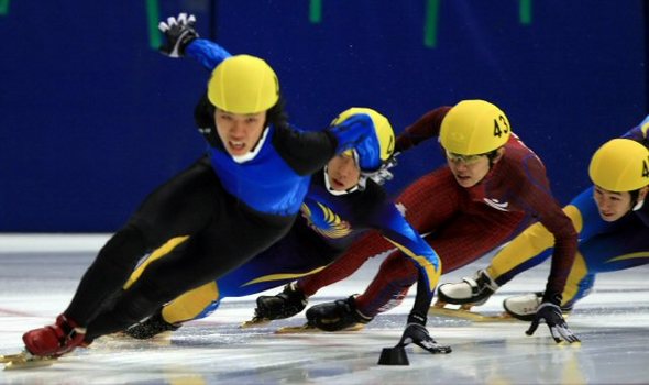 26일 오후 목동실내아이스링크에서 열린 2006-2007 쇼트트랙 국가대표 선발전 남자 1500m 결승에서 안현수 선수(3번째)가 역주하고 있다. 안현수는 결승에서 4위로 통과, 선발이 불투명하게 됐다.1위는 김현곤.(서울=연합뉴스)