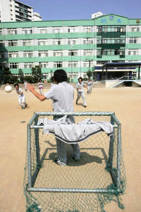 경기도 고양시 덕양구 무원고등학교 학생들이 27일 오전 좁은 학교운동장에서 조그만 골대를 오가며 미니축구를 하고 있다. 교실 부족으로 운동장에까지 건물이 들어서는 일은 일산새도시 등 경기 북부권에선 흔한 풍경이다. 박종식 기자 <A href="mailto:anaki@hani.co.kr">anaki@hani.co.kr</A>