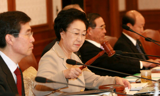 한명숙 국무총리가 27일 오전 서울 종로구 정부종합청사에서 ‘2007년 예산안 및 기금운영 계획안’을 확정하기 위한 국무회의를 주재하고 있다. 연합뉴스