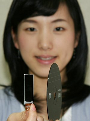 LG필립스LCD, 1.3㎜ 초슬림 휴대폰용 LCD 개발. (연합뉴스)