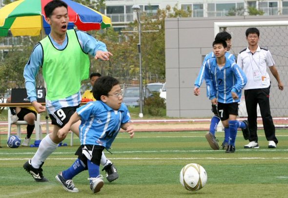 28일 울산종합운동장 보조구장에서 열린 전국학생장애체전 풋살경기에서 경기도 안산시 명혜학교 대표로 출전한 이정훈(오른쪽.18)선수가 공을 드리블 하고 있다. 이 선수는 선천성 연골무형성증을 앓아 키가 90cm밖에 되지 않는다. 연합뉴스