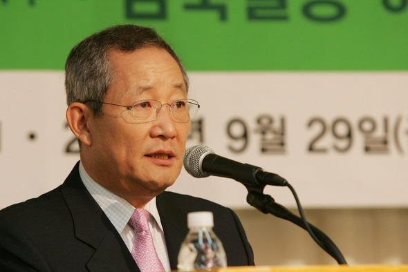 한겨레통일문화재단 창립 10돌을 기념해 ‘한반도 갈등 어떻게 풀 것인가’를 주제로29일 서울 여의도 63빌딩 코스모스홀에서 열린 2006 한반도 평화와 상생을 위한 학술회의 개회식에서 민병석 이사장이 인사말을 하고 있다. 이정아 기자 <A href="mailto:leej@hani.co.kr">leej@hani.co.kr</A>