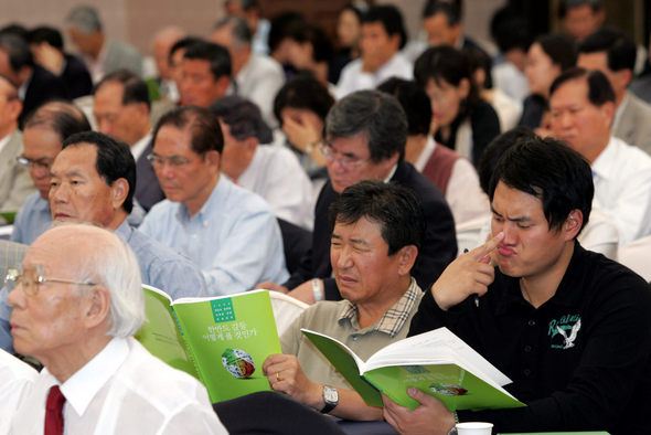 한겨레통일문화재단 창립 10돌을 기념한 ‘한반도 평화와 상생을 위한 학술회의’가 열린 29일 오전 서울 여의도 63빌딩 코스모스홀에서 참석자들이 토론자들의 발표 내용을 경청하고 있다. 이정아 기자 <A href="mailto:leej@hani.co.kr">leej@hani.co.kr</A>