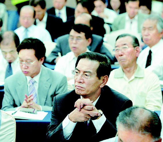 한겨레통일문화재단 창립 10돌을 기념한 ‘한반도 평화와 상생을 위한 학술회의’가 열린 29일 오전 서울 여의도 63빌딩 코스모스홀에서 참석자들이 토론자들의 발표 내용을 경청하고 있다. 이정아 기자 <A href="mailto:leej@hani.co.kr">leej@hani.co.kr</A>