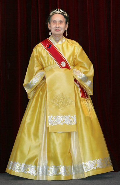 대한제국 황족회가 제 30대 황위 계승자(女皇)로 추대한 의친왕의 둘째 딸 이해원(李海瑗.88) 옹주. 지난 28일 서울 성민문화재단에서 대관식을 앞두고 이해원 옹주가 기념촬영하고 있다.2006.9.29 (서울=연합뉴스)
