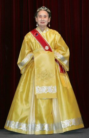 대한제국 황족회가 제 30대 황위 계승자(女皇)로 추대한 의친왕의 둘째 딸 이해원(李海瑗.88) 옹주. 지난 28일 서울 성민문화재단에서 대관식을 앞두고 이해원 옹주가 기념촬영하고 있다.2006.9.29 (서울=연합뉴스)