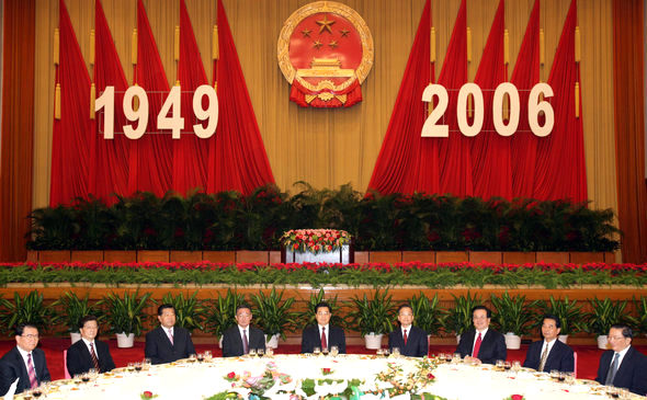 중국 고위 지도자들이 9월30일, 중화인민공화국 수립 57주년(10월1일)을 맞아 베이징 인민대회당에서 열린 축하 행사연에 참석했다. 베이징/신화통신 연합