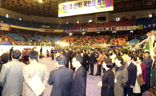 지난 2002년 3월18일 민주당 대통령후보 선출을 위해 광주 염주체육관에 모인 광주 시민들이 경선투표를 하기 위해 줄을 서 있다. 광주/이종근 기자 <A href="mailto:root@hani.co.kr">root@hani.co.kr</A>
