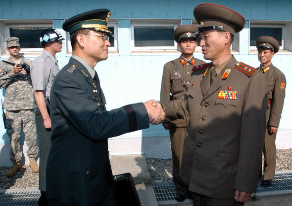 2일 오전 판문점 북쪽지역인 통일각에서 남북 군사실무회담 개최에 앞서 남쪽 수석대표인 문성묵 국방부 북한정책팀장(왼쪽)이 북쪽 대표단과 악수를 하고 있다. 국방부 제공