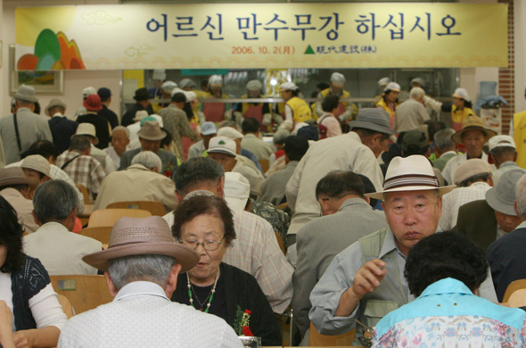 현대건설에서 10월 2일 노인의 날 맞아 점심을 대접하는 행사를 마련해, 종로구 관내 어르신 2천여명이 종로구 경운동 서울노인복지센터에서 점심을 먹고 있다. 박종식 기자 anaki@hani.co.kr