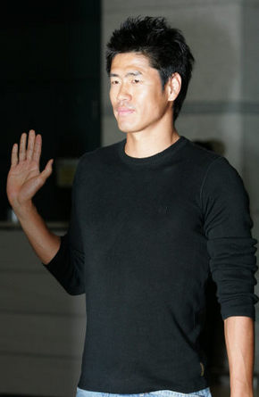 설기현(레딩FC)이 3일 오후 인천공항으로 입국하며 손 흔들어 인사하고 있다. 인천공항/연합뉴스