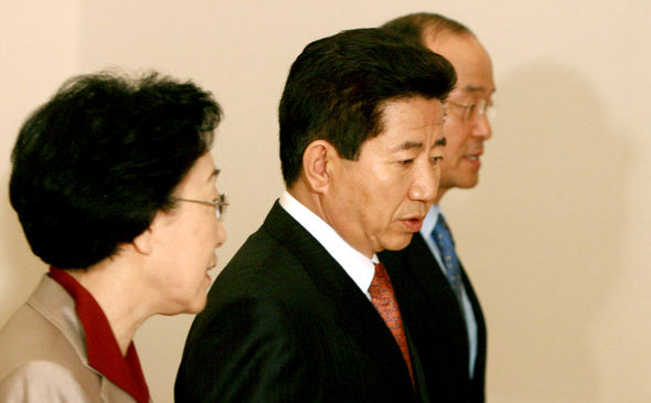 노무현 대통령(가운데)이 4일 청와대에서 열린 국무회의를 주재하기 위해 한명숙 총리(맨 왼쪽), 송민순 안보실장과 함께 회의장으로 들어서고 있다. 연합뉴스