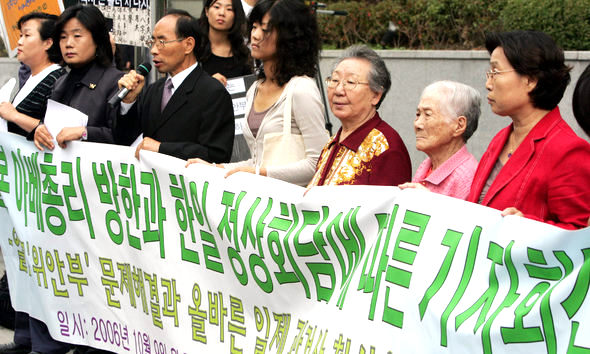 아베 신조 일본 총리가 방한해 한-일 정상회담이 열린 9일 오전 서울 종로구 일본대사관 앞에서 군위안부 피해 할머니들과 한국정신대문제대책협의회 회원들이 기자회견을 열고 일본의 군위안부 문제 해결과 올바른 과거사 청산을 촉구하고 있다. 김경호 기자 <A href="mailto:jijae@hani.co.kr">jijae@hani.co.kr</A>