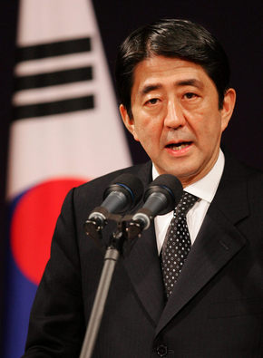 아베 신조 일본 총리가 9일 노무현 대통령과 회담을 한 뒤 롯데호텔에서 기자회견을 하고 있다.   AP 연합