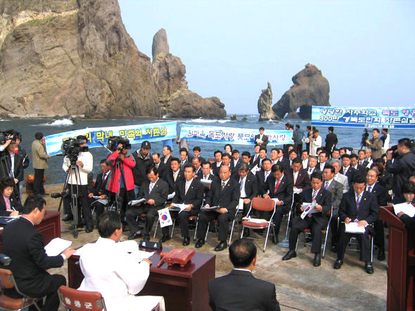 10일 오전 경북 울릉군 독도 동도 선착장에서 경북도의회가 제210회 정례회 1차 본회의를 열고 있다.