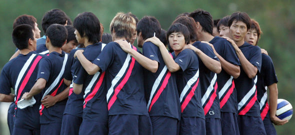 “속닥속닥.” 축구대표팀 선수들이 아시안컵 예선 시리아전을 앞둔 10일 오후, 파주 대표팀 트레이닝센터에서 훈련을 마친 뒤 파이팅을 외치고 있다. 파주/연합뉴스