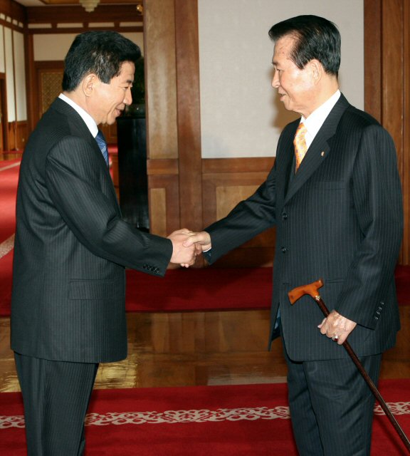 노무현 대통령이 10일 낮 청와대 본관 현관에서 김대중 전대통령을 영접, 악수하고 있다.  (서울=연합뉴스)