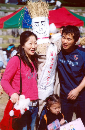 지난해 열린 옥천 허수아비 축제에서 한 가족이 직접 만든 허수아비를 선보이고 있다. 옥주문화동호회 제공.