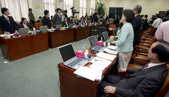 채수찬, 이미경, 이목희, 박영선 열린우리당 의원, 원희룡 한나라당 의원, 김종인 민주당 의원, 심상정 민주노동당 의원(왼쪽부터 시계방향)이 13일 국회 재경위 전체회의에서 지난해 국회 증인출석을 거부한 이건희 삼성그룹 회장에 대한 고발에 찬성을 표시하며 일어서 있다.  이종찬기자 <A href="mailto:rhee@hani.co.kr">rhee@hani.co.kr</A>