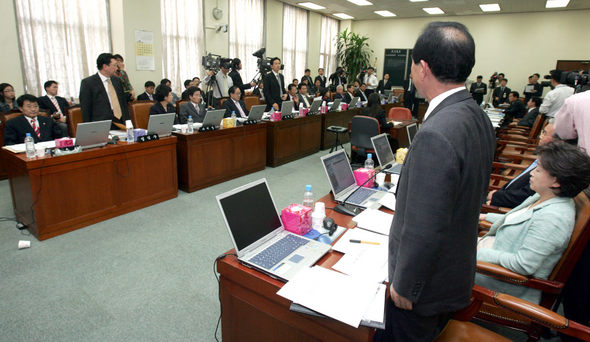 정덕구, 우제창 열린우리당 의원, 신국환 국민중심당 의원(왼쪽부터 시계방향)이 13일 국회 재경위 전체회의에서 지난해 국감 증인출석을 거부한 이건희 삼성그룹 회장에 대한 고발에 반대를 표시하며 일어서 있다.  이종찬기자 <A href="mailto:rhee@hani.co.kr">rhee@hani.co.kr</A>