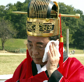 <b>힘드네</b> 땀 닦는 고건 전 국무총리 15일 오전 경북 경주 반월성 ‘신라김씨 12대왕 추향대제‘에서 초헌관을 맡은 고건 전 국무총리가 땀을 닦고 있다. (경주=연합뉴스)