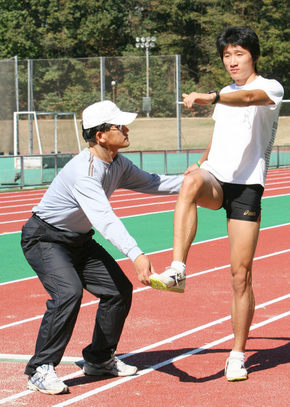 한국 세단뛰기의 기둥 김덕형(오른쪽)이 태릉훈련원에서 박영준 코치로부터 동작을 지도받고 있다.