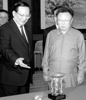 북한 핵실험 위기를 타개하기 위해 북한을 방문한 것으로 알려진 탕자쉬안 중국 국무위원이 지난해 7월13일 북한을 방문해 김정일 국방위원장과 만나고 있다. 평양/신화 AP 연합