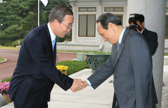 차기 유엔 사무총장 당선자 자격으로 노무현 대통령을 방문한 반기문 외교통상부 장관이 19일 청와대에서 미리 영접을 나온 이병완 비서실장과 악수를 하고 있다. 연합뉴스