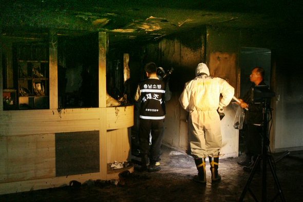 20일 오전 5시56분께 충남 공주시 교동의 한 정신과의원에서 방화로 추정되는 불이 나 환자 이모씨 등 5명이 숨지고 김모씨 등 30여명이 중경상을 입은 가운데 경찰과 소방관들이 현장감식을 하고 있다. (공주=연합뉴스)