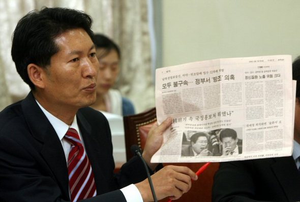 열린우리당 정청래의원이 17일 국회에서 열린 국정홍보처에 대한 문화관광위 국정감사에서 신상발언을 통해 한 일간지에 난 자신의 사진과 관련, 사진이 오도됐다며 항의하고 있다. 연합뉴스