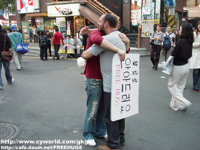 포탈사이트 <다음>까페 ‘free hugs’에 올라와 있는 한국의 ‘안아드려요’ 운동 사진.