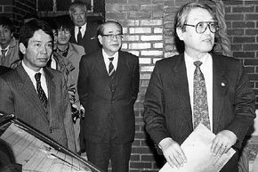1988년 12월 서울 서교동 자택에서 문동환 위원장(오른쪽)을 비롯한 국회 광주특위 위원들의 방문을 받은 최규하 전 대통령. 최 전 대통령은 특위 출석을 요청받았으나, 적당한 시기가 아니라며 출석하지 않겠다고 밝혔다. 한겨레 자료사진