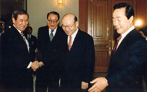 1994년 김영삼 당시 대통령의 전직 대통령 초청 행사에 참석한 최규하 전 대통령. 전두환·노태우 두 전직 대통령이 악수하는 모습을 미소를 띤 채 지켜보고 있다. 한겨레 자료사진