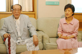 2004년 서울대병원에 입원중이던 최규하 전 대통령이 병 문안을 온 박근혜 당시 한나라당 대표와 이야기를 나누고 있다. 한겨레 자료사진