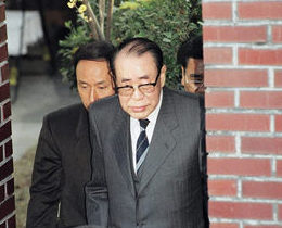 1996년 11월14일 12·12 및 5·18 재판과 관련해 법원으로부터 강제구인 명령을 받은 최규하 전 대통령이 검찰 수사관과 함께 서교동 자택을 나서고 있다. 최 전 대통령은 법정에서도 1980년 5공 출범 무렵의 진실을 밝히지 않았다. 연합뉴스