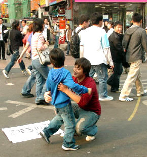 지난 15일 서울시내에서 팻말을 들고 ‘그냥 안아드려요’ 운동에 나선 김병수씨가 어린아이를 안고 있다. 다음 카페(free hugs)에는 ‘안아드려요’ 운동에 참여한 많은 이들의 사연과 사진이 올라왔다.