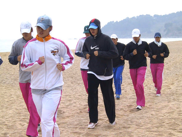 여자프로농구 천안 국민은행 선수들이 2007겨울리그를 앞두고 강원도 속초 모래사장을 달리며 체력훈련을 하고 있다. 속초/김동훈 기자 cano@hani.co.kr