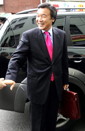 손학규 전 경기도지사가 23일 오전 개인 사무실이 있는 서울 서대문구 사조빌딩으로 들어서고 있다. 그는 100일 대장정 뒤 연 첫 기자간담회에서 ‘2차 대장정’ 계획을 밝혔다. 김봉규 기자 bong9@hani.co.kr. 자료사진.