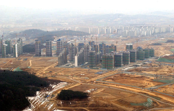 건설교통부는 수도권 새도시 건설 방안의 하나로 기존 택지개발지구 확대를 추진할 방침이다. 사진은 경기 화성 동탄 새도시 건설 현장.  자료사진