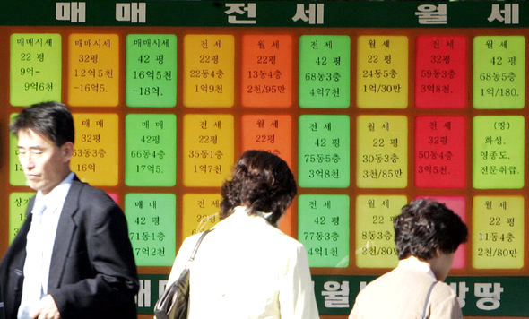 23일 발표된 정부의 새도시 추가 건설 계획이 수도권의 집값을 잡을 수 있을지 주목된다. 24일 서울 서초구 반포동의 한 부동산중개업소에 시세표가 가지런히 붙어 있다. 김정효 기자.