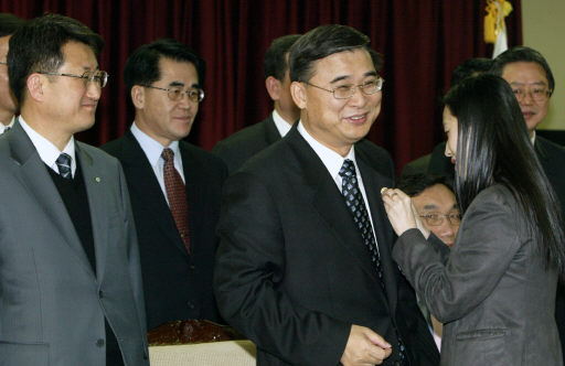 지난 2월 통일부 장관 취임식에서 한 여직원이 이종석 새 장관에게 꽃을 달아주고 있다. 이종근 기자 <A href="mailto:root2@hani.co.kr">root2@hani.co.kr</A>