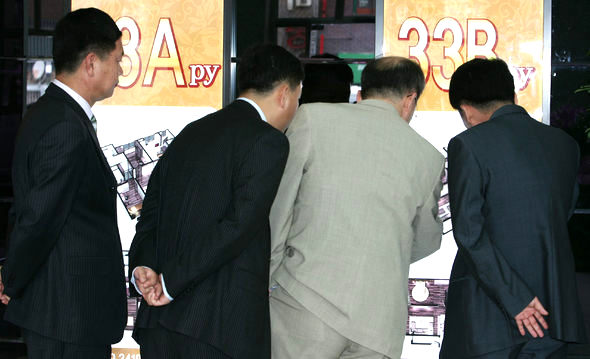 정부의 새도시 건설지로 확정된 인천 서구 검단동의 한 본보기주택 전시관에서 지난 25일 청약신청자들이 조감도를 살펴보고 있다. 인천/ 김봉규 기자 <A href="mailto:bong9@hani.co.kr">bong9@hani.co.kr</A>