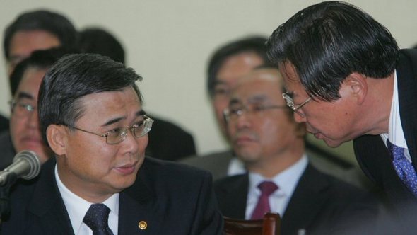 이종석 통일부 장관이 26일 오전 서울 세종로 정부중앙청사에서 열린 국회 통일외교통상위의 통일부 국정감사에 앞서 신언상 차관과 대화하고 있다. 연합뉴스