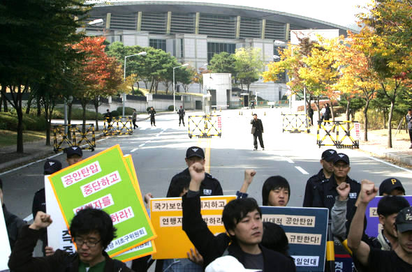 민주노동당 당원들과 ‘국가보안법 폐지 국민연대’ 회원 등이 27일 오전 서울 서초구 내곡동 국가정보원 앞에서 기자회견을 열고, 민주노동당에 대한 탄압을 중단할 것을 요구하고 있다. 이들은 최기영 민주노동당 사무부총장과 이정훈 전 중앙위원의 석방과 국가보안법 폐지를 주장했다. 박종식 기자 <A href="mailto:anaki@hani.co.kr">anaki@hani.co.kr</A>