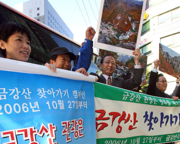 금강산 사랑운동본부 회원들이 27일 오전 서울 광화문 국민은행 앞에서 금강산 광광 정기운행버스에 오르기 앞서 펼침막과 손팻말을 들고 ‘금강산 찾아가기’ 거리홍보를 펼치고 있다. 연합뉴스