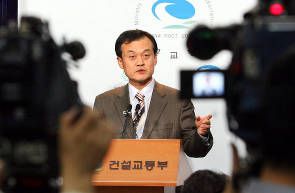 강팔문 건설교통부 주거복지본부장이 27일 과천 건설교통부 청사에서 새도시 추가 개발계획을 발표하고 있다. 과천/연합뉴스