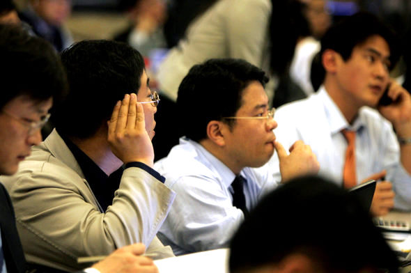 27일 국회 과학기술정보통신위원회 회의장 앞 복도에, 국정감사를 받는 한국과학기술원 직원들이 모여 국감 진행상황에 촉각을 곤두세우고 있다. 김종수 기자 <A href="mailto:jongsoo@hani.co.kr">jongsoo@hani.co.kr</A>