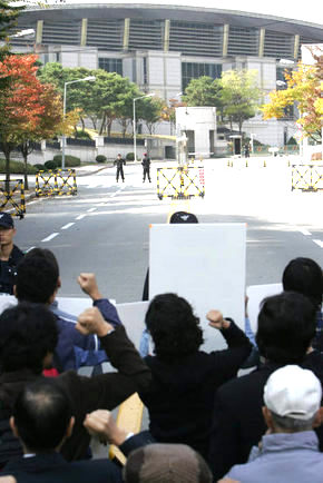 시민단체 회원들이 지난 27일 서울 서초구 내곡동 국가정보원 앞에서 기자회견을 열고, 최기영 민주노동당 사무부총장, 이정훈 전 중앙위원의 석방과 국가보안법 폐지를 요구하고 있다. 박종식 기자 <A href="mailto:anaki@hani.co.kr">anaki@hani.co.kr</A>