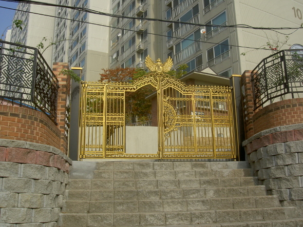 낙천대에서 캐슬로 변경된 단지 출입구. 이정국 기자.
